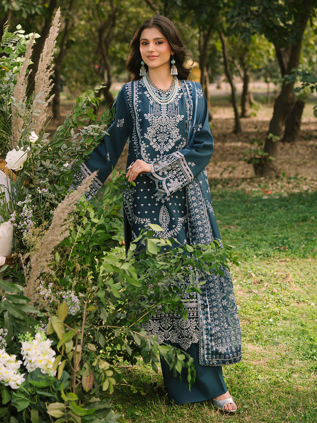 Mahnur | Dahlia Luxury Lawn 25 | Bella -   Ladies Clothes -  Saira Saqlain