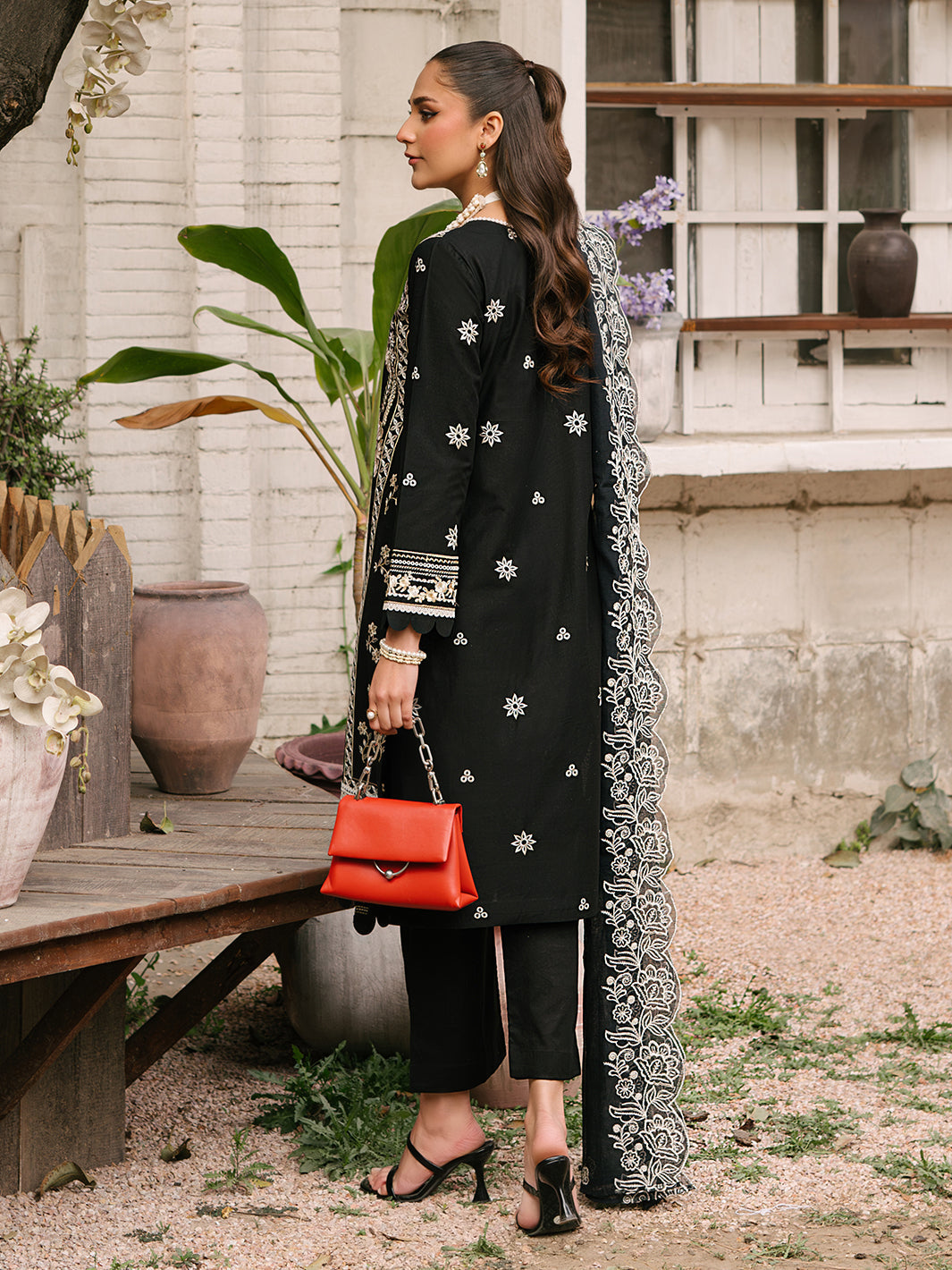 Mahnur | Masakali Luxury Lawn 24 | MK 04 - A - Saira Saqlain